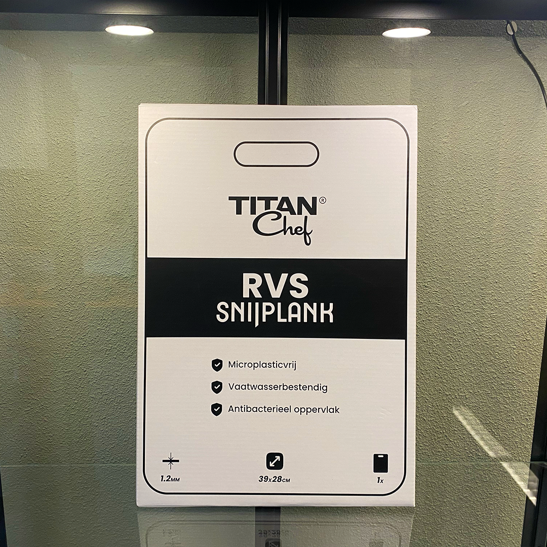 Voorkant van de TitanChef RVS snijplank verpakking, versie V2, met productinformatie en merklogo zichtbaar.