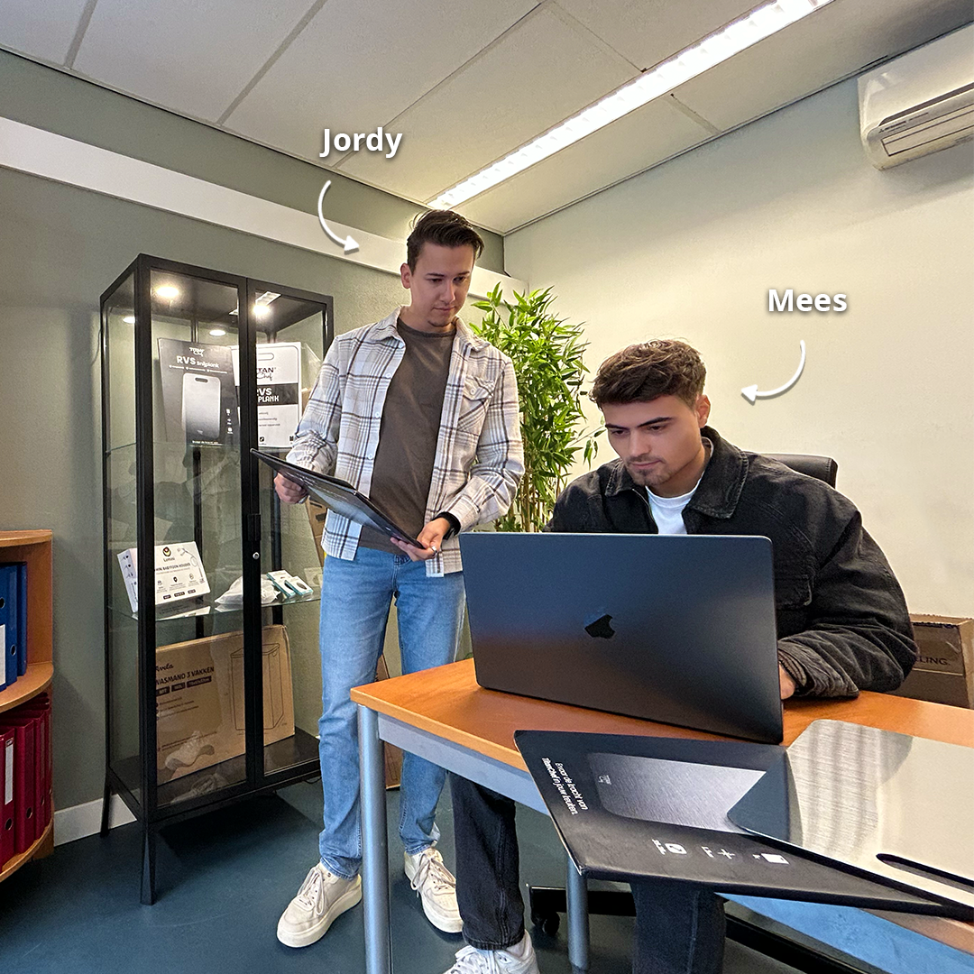 Twee collega’s aan het werk in een moderne kantooromgeving.