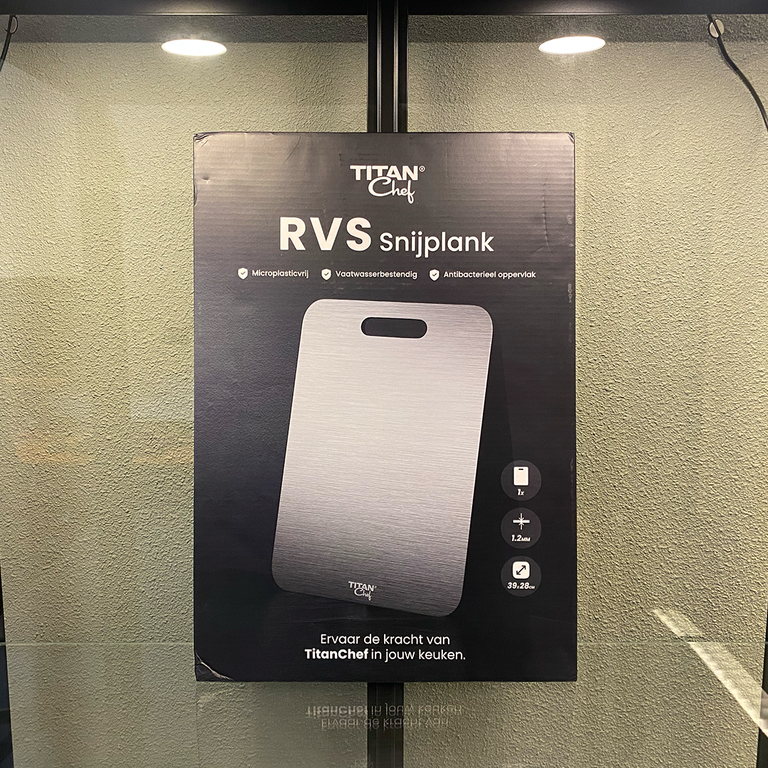 Voorkant van de TitanChef RVS snijplank verpakking, versie V3, met een strakke en professionele merkpresentatie.